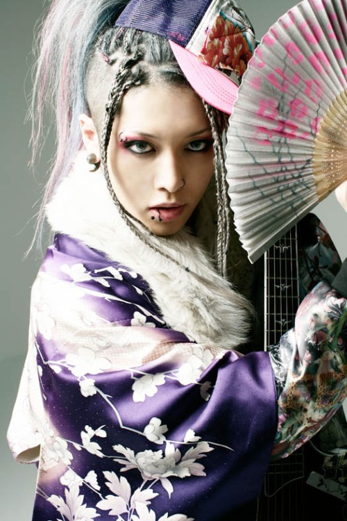 I really like this pic of miyavi's hair. It does make him look a bit like a girl though. lol